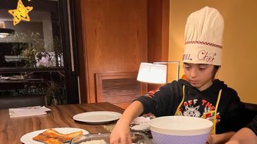 Tiene 13 años, estudia cocina en la universidad y su pasión ya es viral en redes.