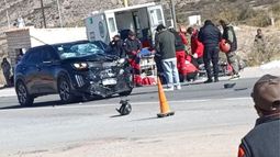 Impactante choque entre un auto y una moto en el acceso sur de Humahuaca
