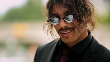 Nassim Lyes y Zoé Marchal protagonizan la nueva comedia romántica de Netflix.