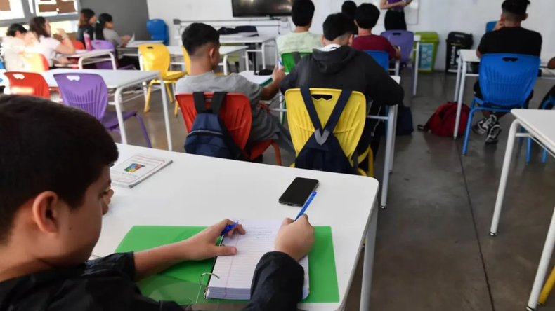 Argentina lidera el ranking de los países en donde los chicos más se distraen con celulares en el aula