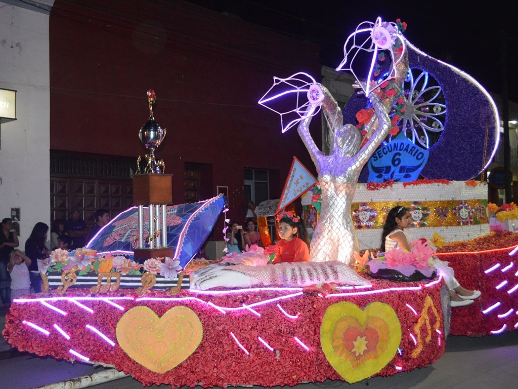 Desfile en la plaza carmense