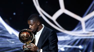 El gesto de Lionel Messi con Dembélé luego de que el francés ganara el Balón de Oro. &nbsp;