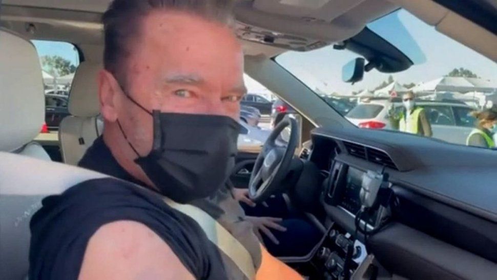 Arnold Schwarzenegger se vacunó