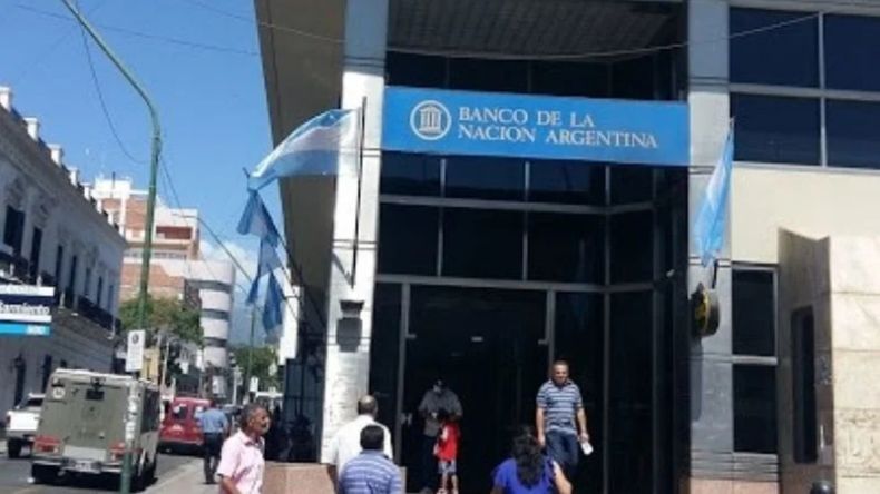 Alarma en el microcentro por un incendio en el Banco Nación.
