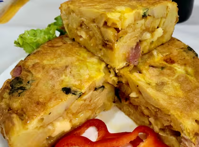 Tortilla de papas a la española con chorizo colorado
