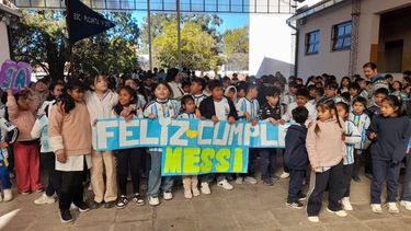 Los alumnos de la Escuela Pucarita le cantaron el feliz cumpleaños a Lionel Messi