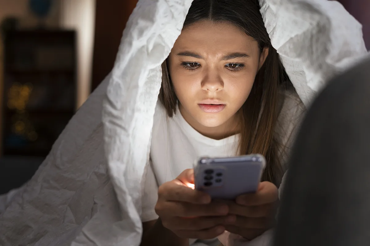 no pasa nada si no estas: un sociologo jujeno explica la ansiedad de las redes y el valor de perderse cosas