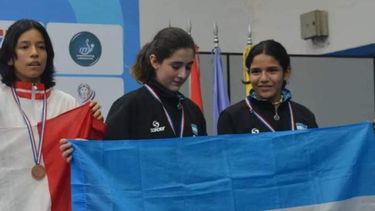 Malena Giménez en el podio del Sudamericano de tenis de mesa