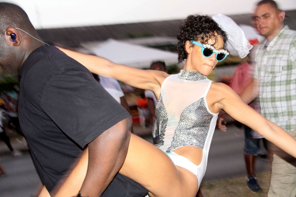 Rihanna retirándose