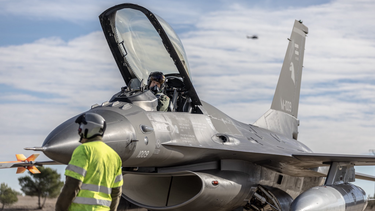 Arrancó la travesía de los F-16 rumbo a la Argentina