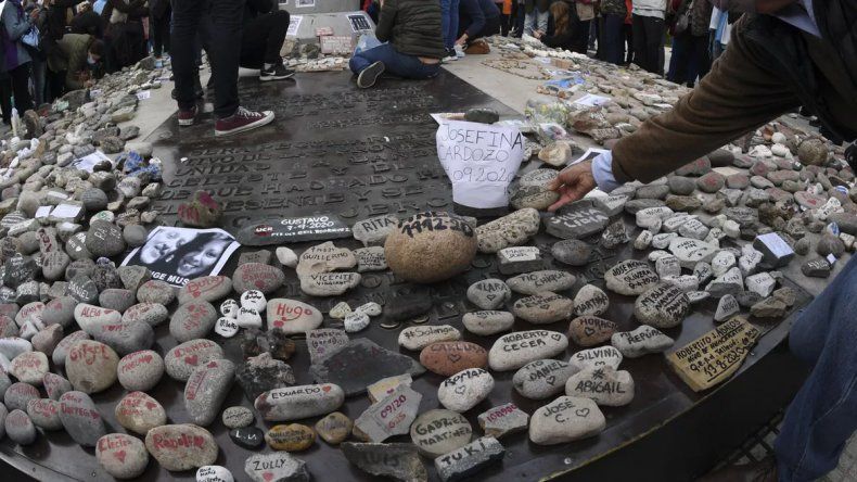 En Buenos Aires los familiares de las víctimas depositaron piedras para recordar a los fallecidos por Covid-19.