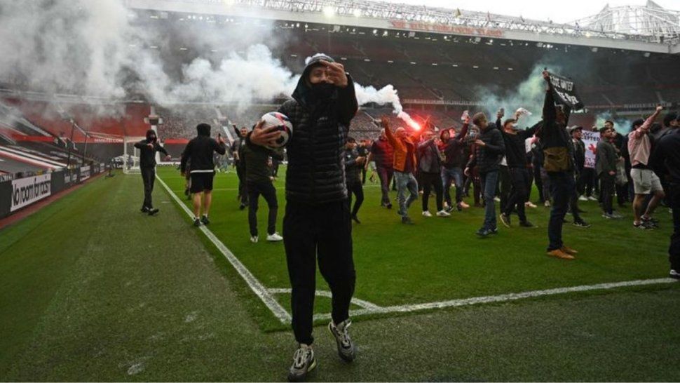 Hinchas del United invadieron la cancha y suspendieron el clásico