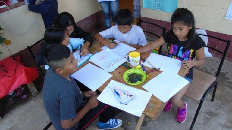 Clases de apoyo, Silvia Herrera los recibe en su casa para enseñarles. 