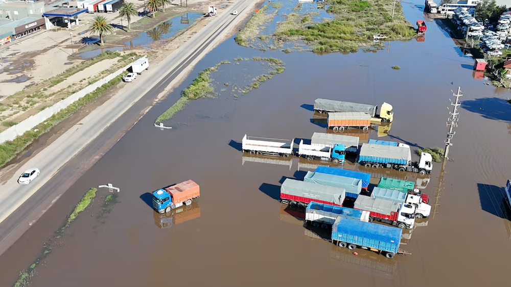 La caída de más350 milímetros de agua en un margen estrecho de tiempo provocó una situacióncaótica en la ciudad bonaerense de Bahía Blanca.