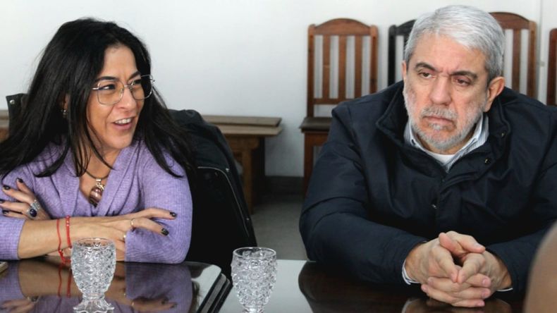 Aníbal Fernández junto con Carolina Moisés