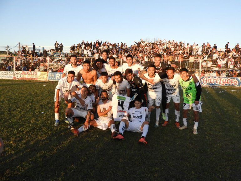 Altos Hornos Zapla festejó ante Talleres de Perico. (Foto: Prensa Altos Hornos Zapla).