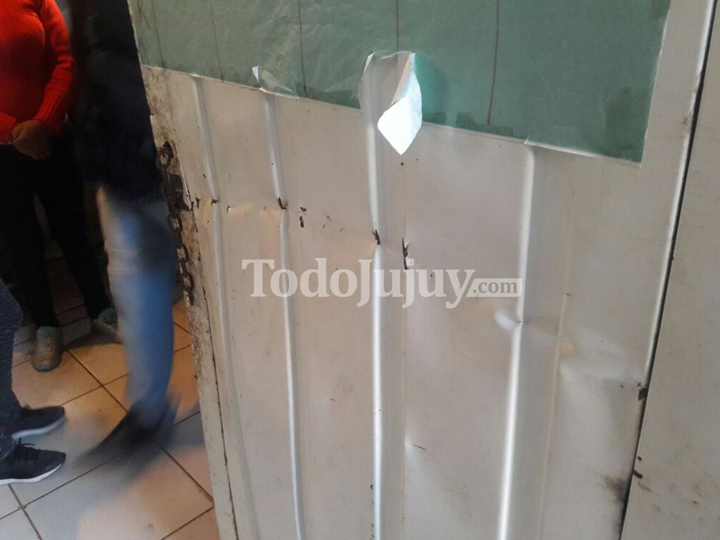 Así quedó la puerta del Centro