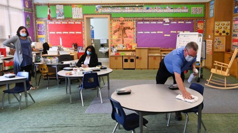 El riesgo de infección por coronavirus al tocar una superficie contaminada es menos de 5 en 10.000, dicen los científicos. /Foto: REUTERS  