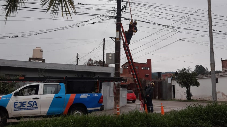 Cortes de luz programados por reemplazo de postes y crucetas dañadas o deterioradas
