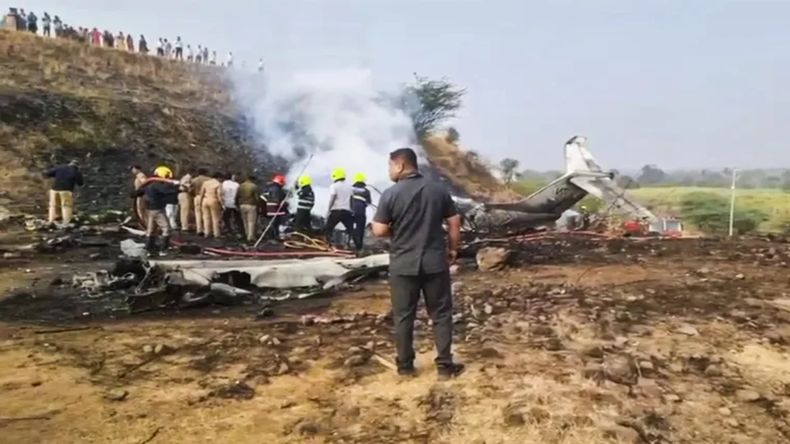 Cayó un avión en India: murieron 5 personas, entre ellas un importante funcionario.