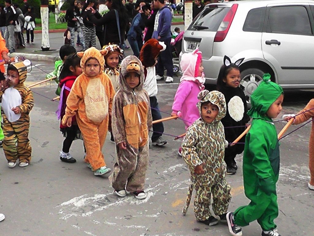 Desfile en la plaza carmense