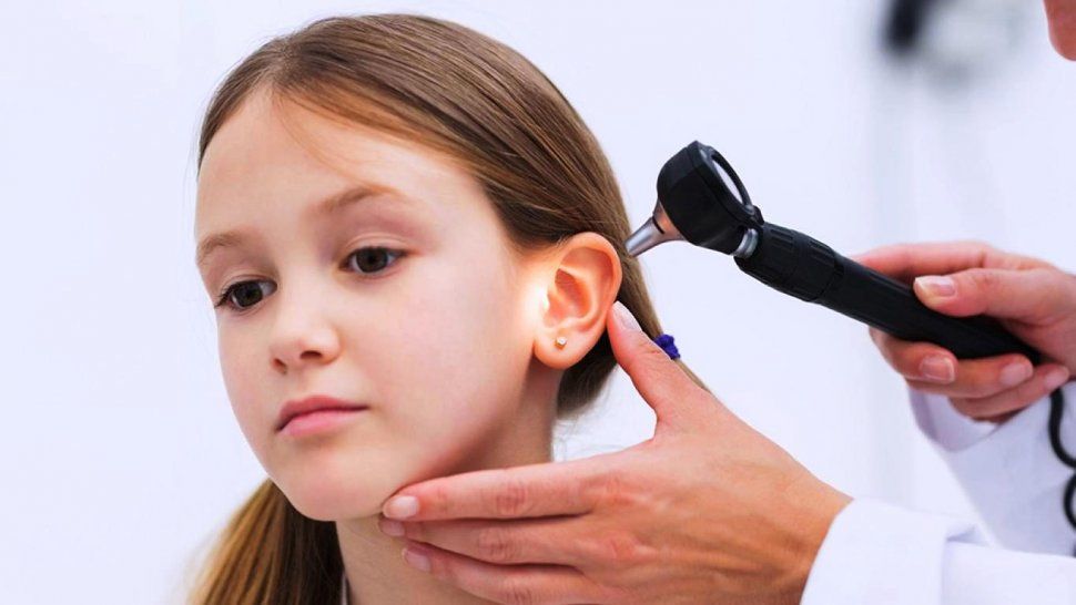 Una de las infecciones típicas de la temporada la otitis: ¿cómo prevenirla?