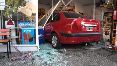 Un hombre manejó borracho y se incrustó en un kiosco.&nbsp;