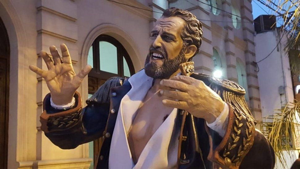 Terminaron la restauración de la escultura que recuerda la muerte de Lavalle Terminaron la restauración de la escultura que recuerda la muerte de Lavalle