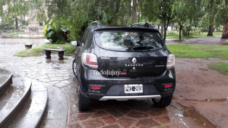estacionó en la plaza belgrano