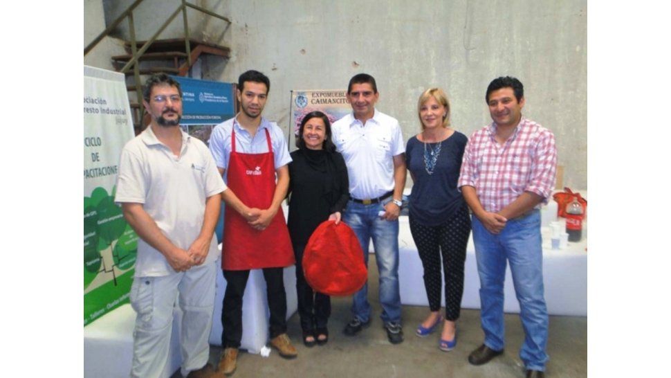 Funcionarios apoyan a pymes locales