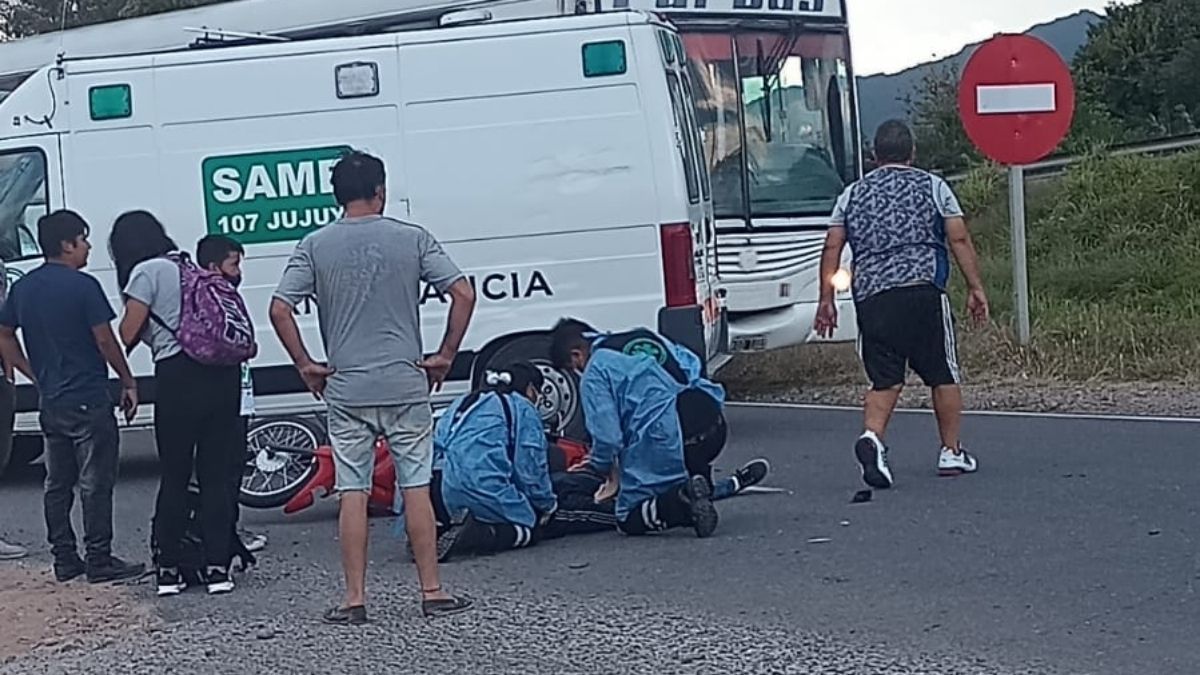 La motociclista es atendida por el SAME después del accidente en la ruta 66.