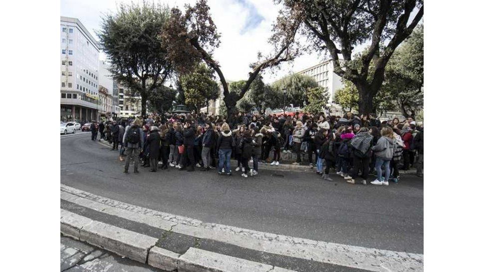 Estudiantes y maestros salen a la calle