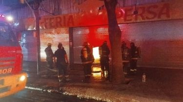 Mendoza: un voraz incendio destruyó locales en una feria.&nbsp;