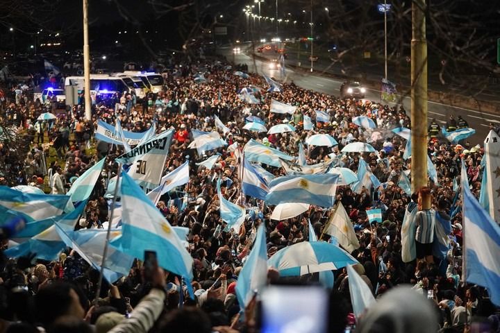miles de hinchas recibieron a la seleccion argentina