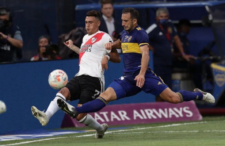 Suárez (River) e Izquierdoz (Boca) disputan la pelota
