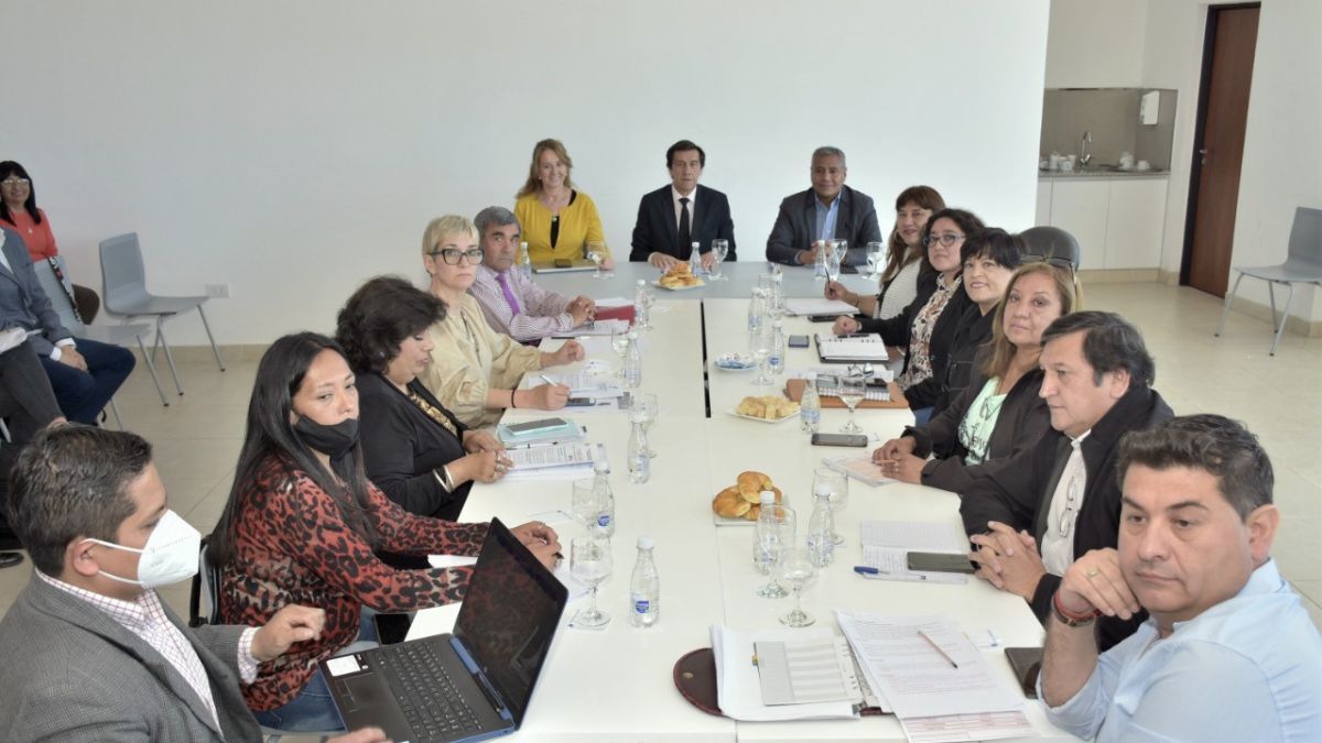 Reunion de funcionarios con gremios por las paritarias 2022