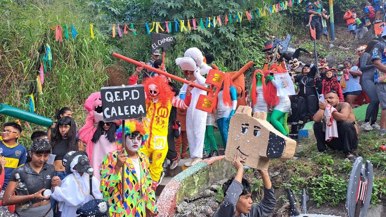 Los “alegres del chingo” cumplen 10 años con una bajada que reúne a cientos de vecinos disfrazados y convierte al barrio El Chingo en un escenario de colores.