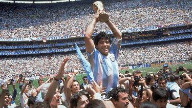 Diego Maradona levanta la Copa del Mundo en México 86.