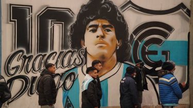 El estadio parece intimidante, es imponente el mural de Maradona afuera