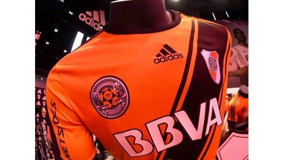 Lanzamiento de la nueva camiseta naranja de River (edición especial)