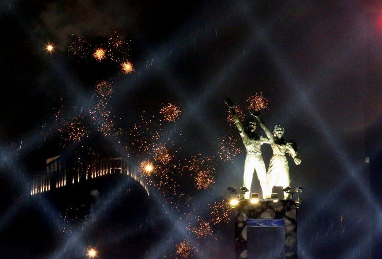 Fuegos artificiales explotan sobre el Monumento Selamat Datang durante las celebraciones de A&ntilde;o Nuevo en Yakarta, Indonesia (REUTERS Ajeng Dinar Ulfiana)