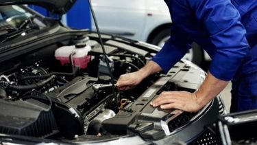 Llevar el auto a un mecánico, todo un dolor de cabeza económico.