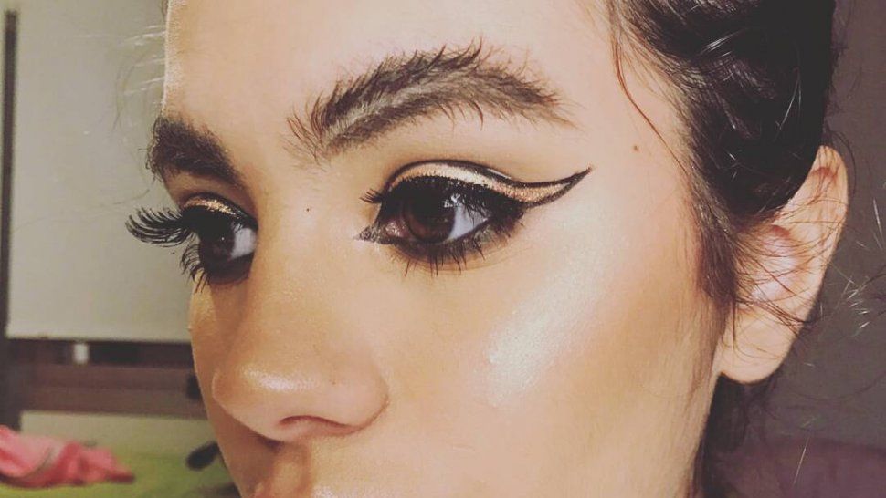 La última tendencia loca de cejas en el 2017 tiene todo el estilo de una reina del drama