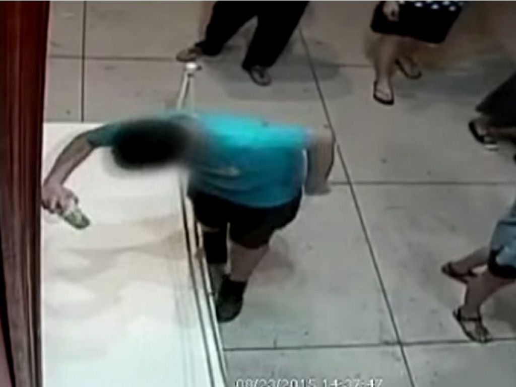 Niño tropieza y daña una obra
