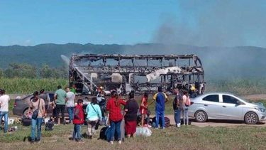 Un colectivo se incendió y los pasajeros tuvieron que escapar de las llamas tirándose desde las ventanas.