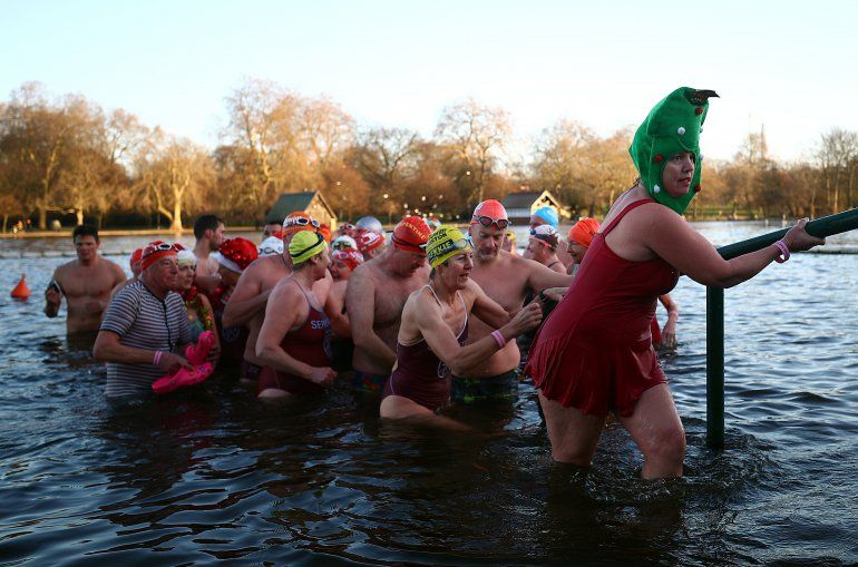 Nadadores participan una carrera por el D&iacute;a de Navidad en el r&iacute;o Serpentine, en el Hyde Park de Londres