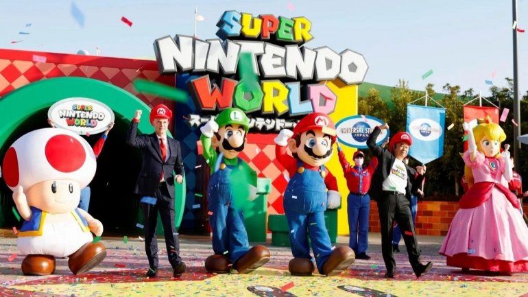 Mario, en el centro, y otros personajes participan en la ceremonia de inauguración de Super Nintendo World -&nbsp;Kyodo News vía AP