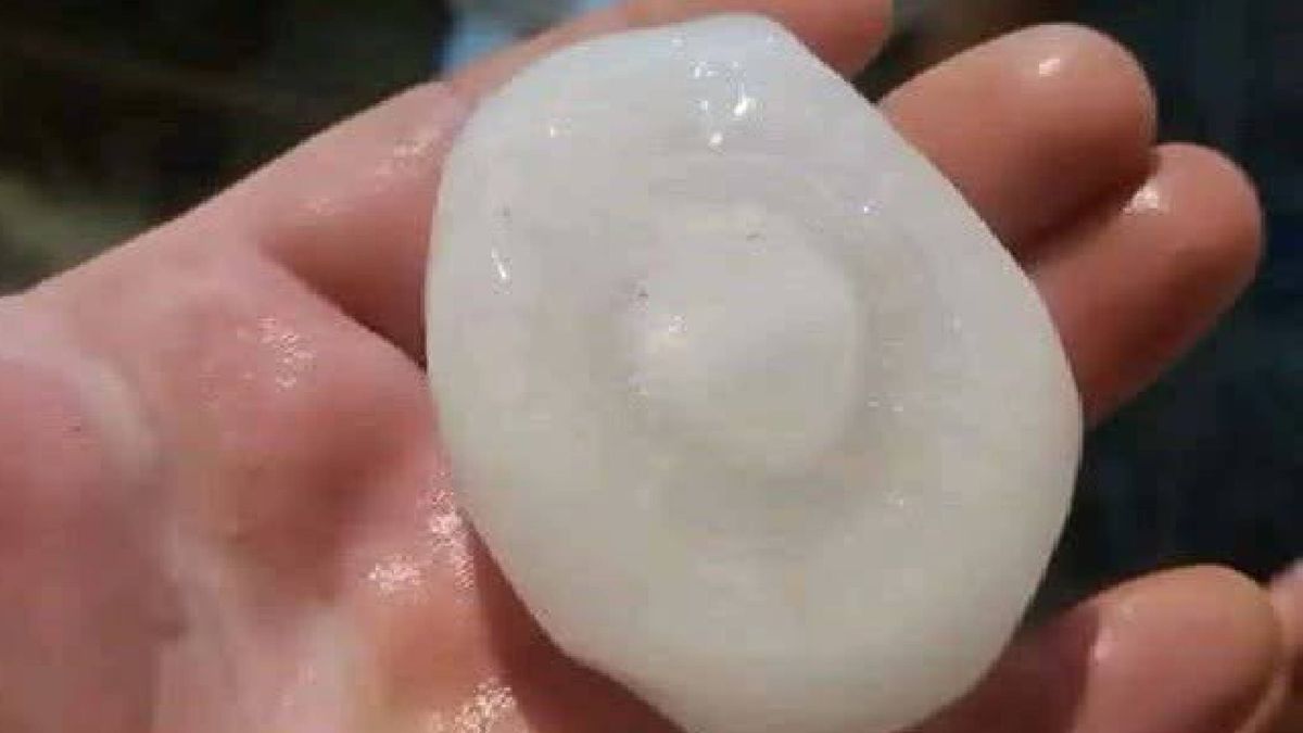 Una tormenta de granizo gigante golpeó a Asunción provocando daños en autos y viviendas
