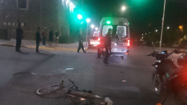 Ciclista grave tras chocar con una ambulancia en pleno centro de San Salvador