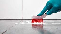 Trucos caseros para limpiar las juntas negras de los azulejos del baño.&nbsp;